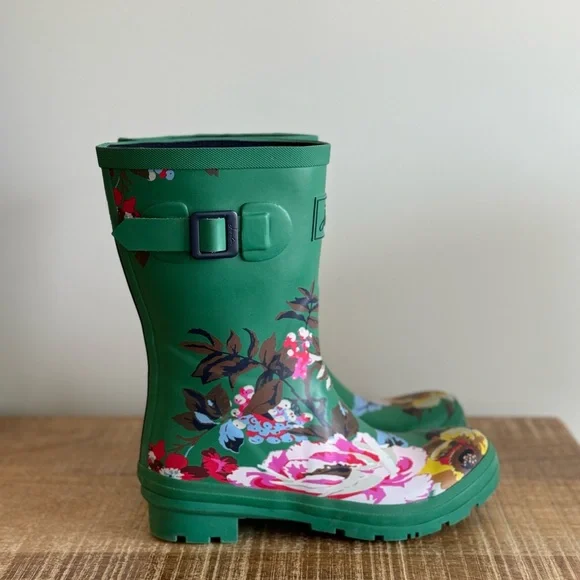Joules Wellies in Green Floral Print - Picture 5 of 9